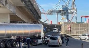 Napoli, rivolta degli autotrasportatori: bloccato anche il porto, caos su A1 e A30