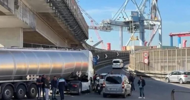Napoli, rivolta degli autotrasportatori: bloccato anche il porto, caos su A1 e A30