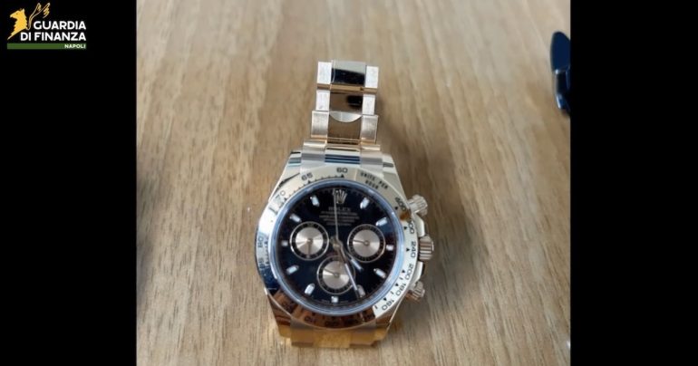Rolex, auto e case grazie alla truffa sui prodotti da cancelleria: scatta il sequestro