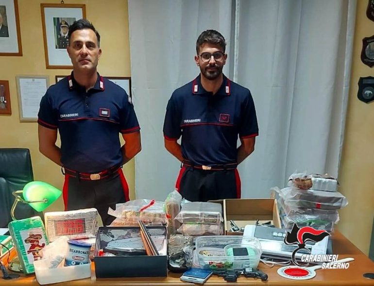 Salerno: arrestato 26enne con droga, armi e ordigni artigianali in casa