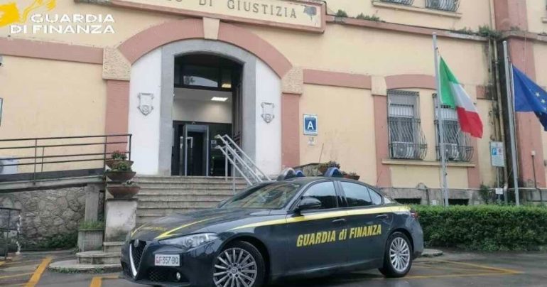 Scafati, 500 chili di sigarette in un box: tre misure cautelari
