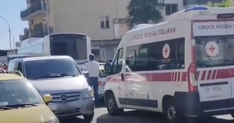 Scontro tra scooter e autobus a Pontecagnano: muore un ragazzo di 15 anni