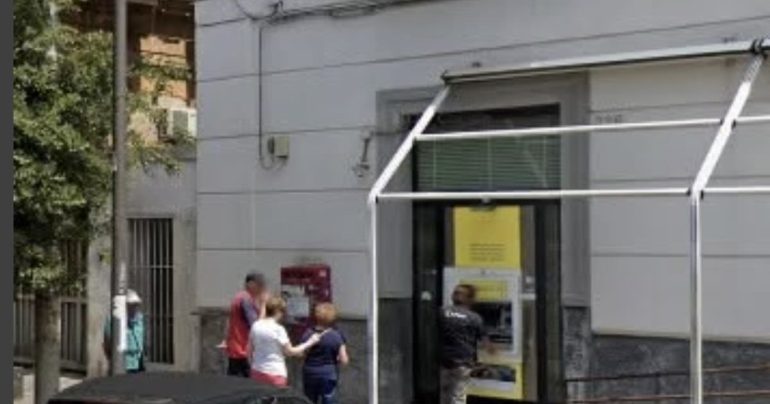 Secondigliano, anziano rapinato dopo aver prelevato la pensione: arrestati i due banditi