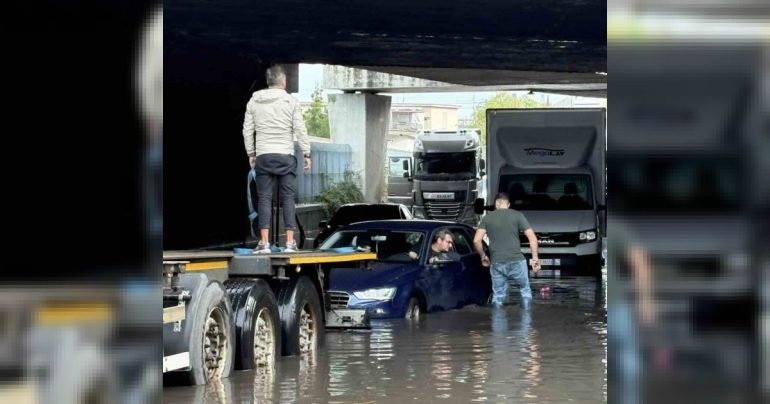 Napoli, poliziotto eroe si immerge nell’acqua alta per salvare due automobilisti