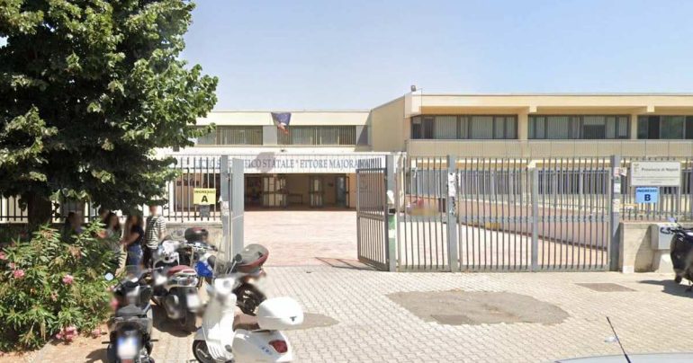 Pozzuoli, studenti del liceo Maiorana in sciopero per i topi a scuola: ‘Prima la salute’