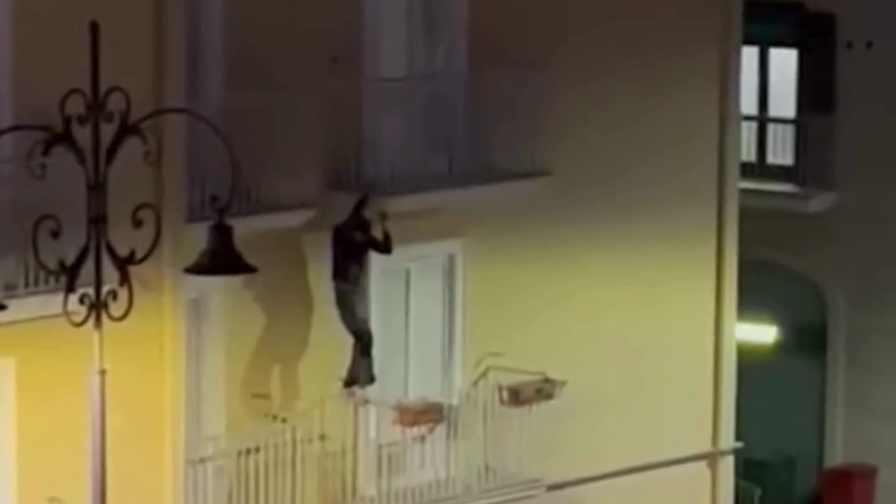 Avellino, ladro acrobata in azione davanti alla gente