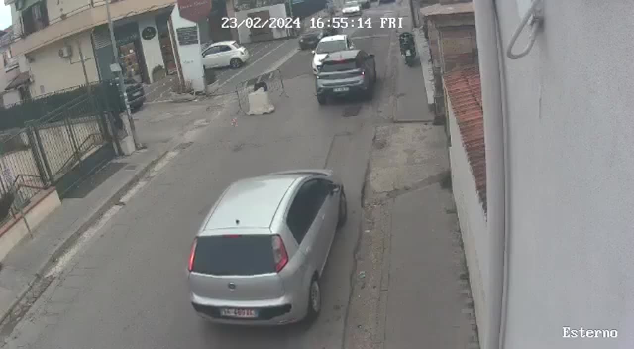 Violenta lite in strada a Carinaro per una precedenza non data: il video virale sul web