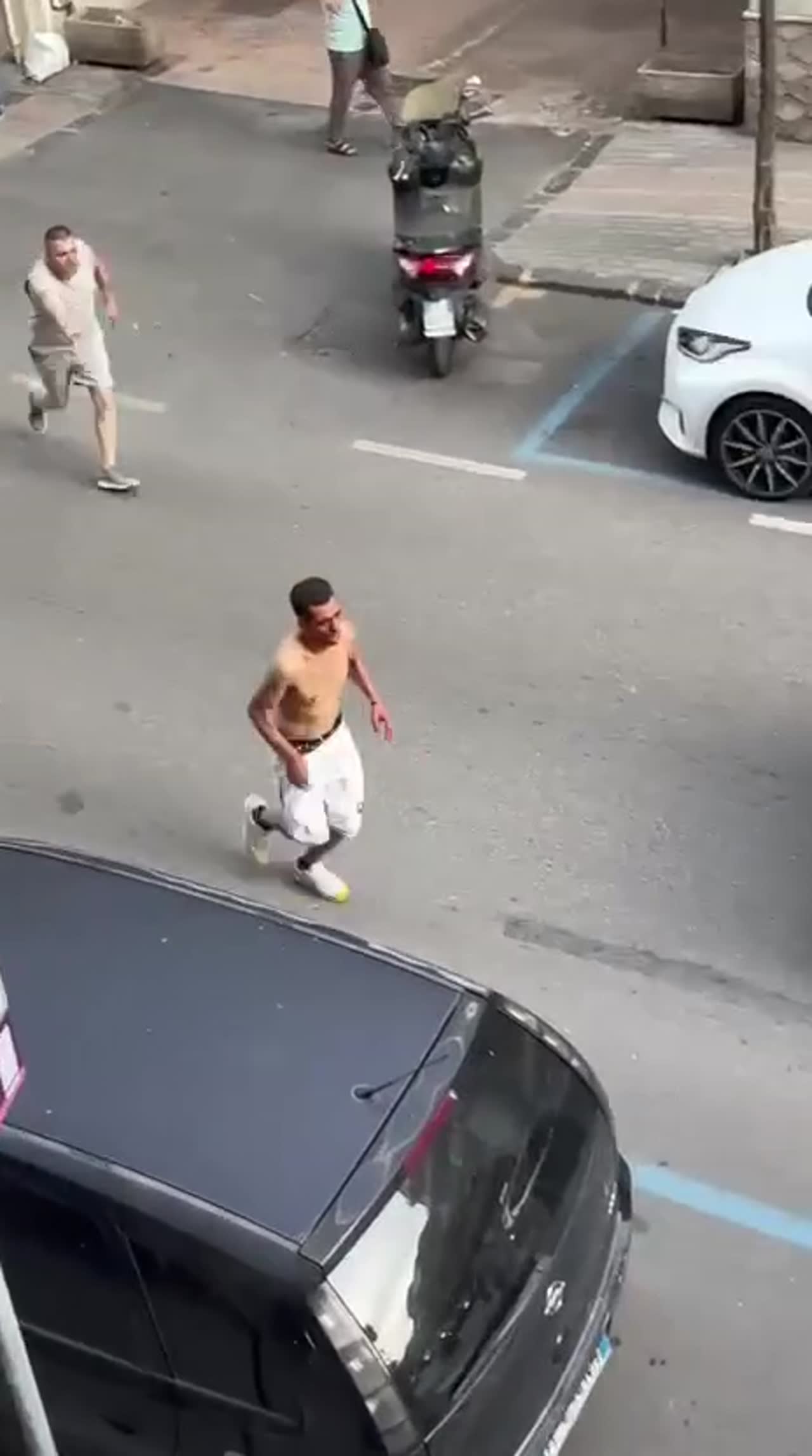 Momenti di tensione in centro a Battipaglia: uomo armato minaccia i passanti, fermato dalla Polizia