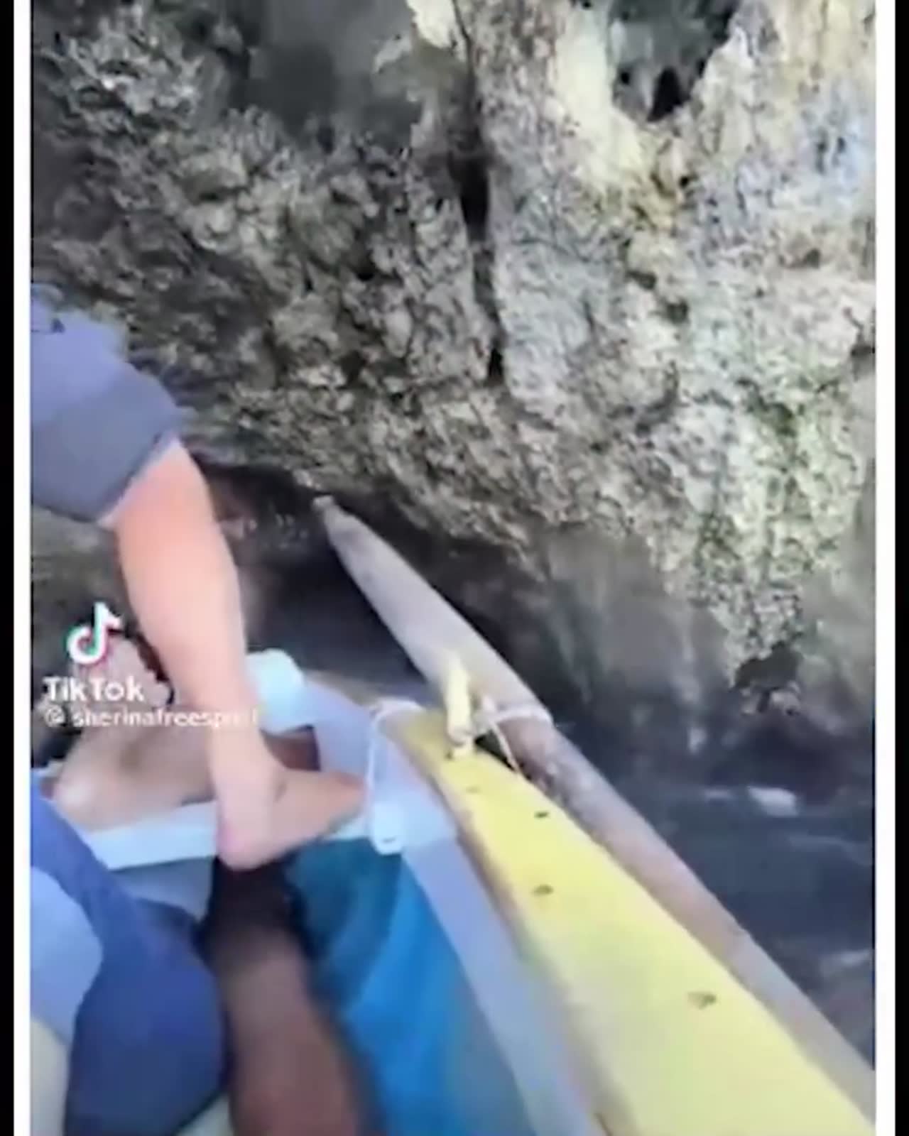 Capri: ingresso alla Grotta Azzurra con manovre spericolate con mare mosso pur di non perdere l’incasso