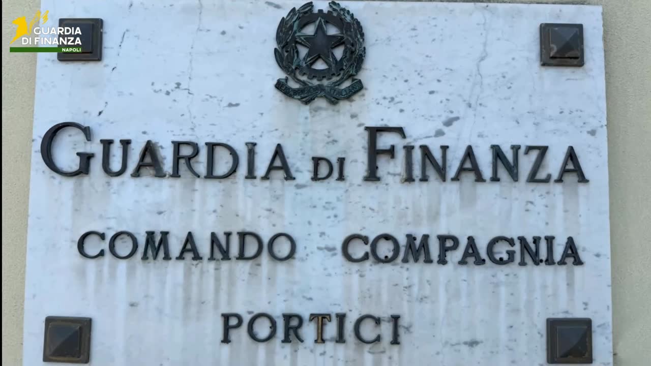 Portici, scoperto laboratorio clandestino del falso: sequestrati oltre 1.300 capi contraffatti