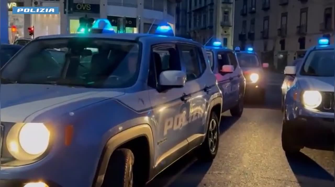 Speronavano le auto sulla statale per rapinarle con le mazze da baseball: la Polizia arresta due persone