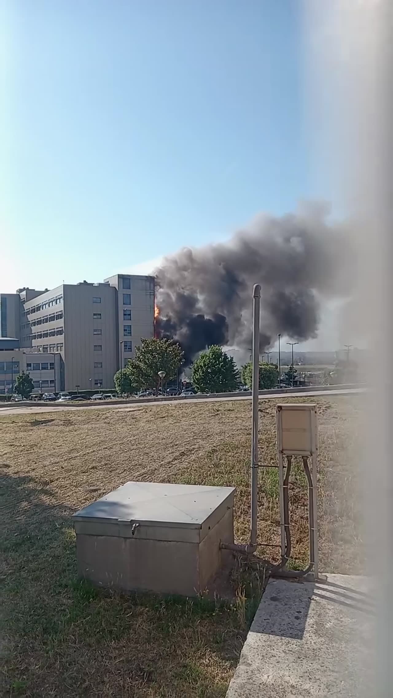 Ospedale del Mare, incendio domato: aperta un’inchiesta sulle cause del rogo