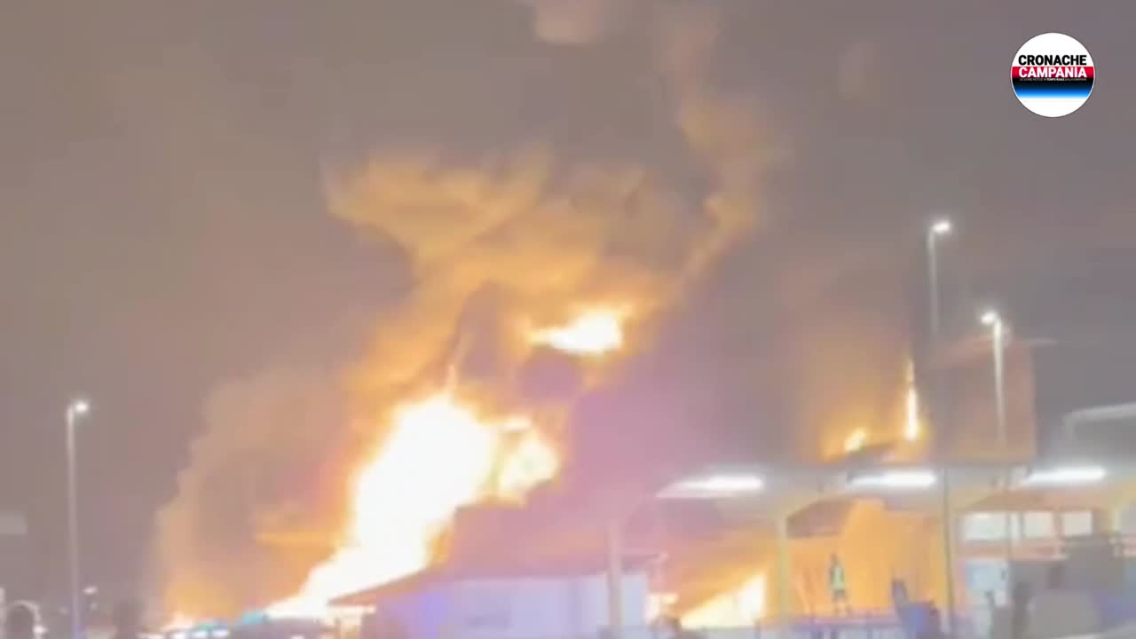 Sarno, vasto incendio alla Termoplast: in fiamme materiale plastico, nube nera visibile a distanza