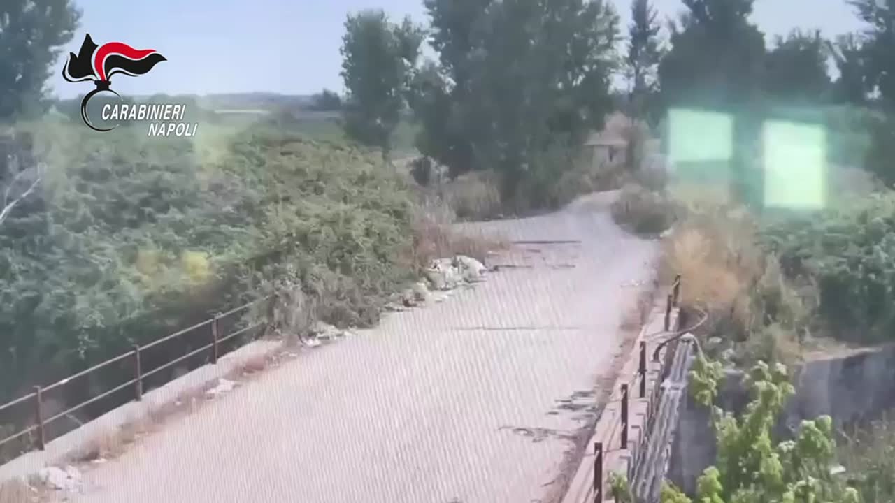 Acerra, dà fuoco ai rifiuti e scappa in bicicletta: incastrato dalle telecamere e arrestato 68enne