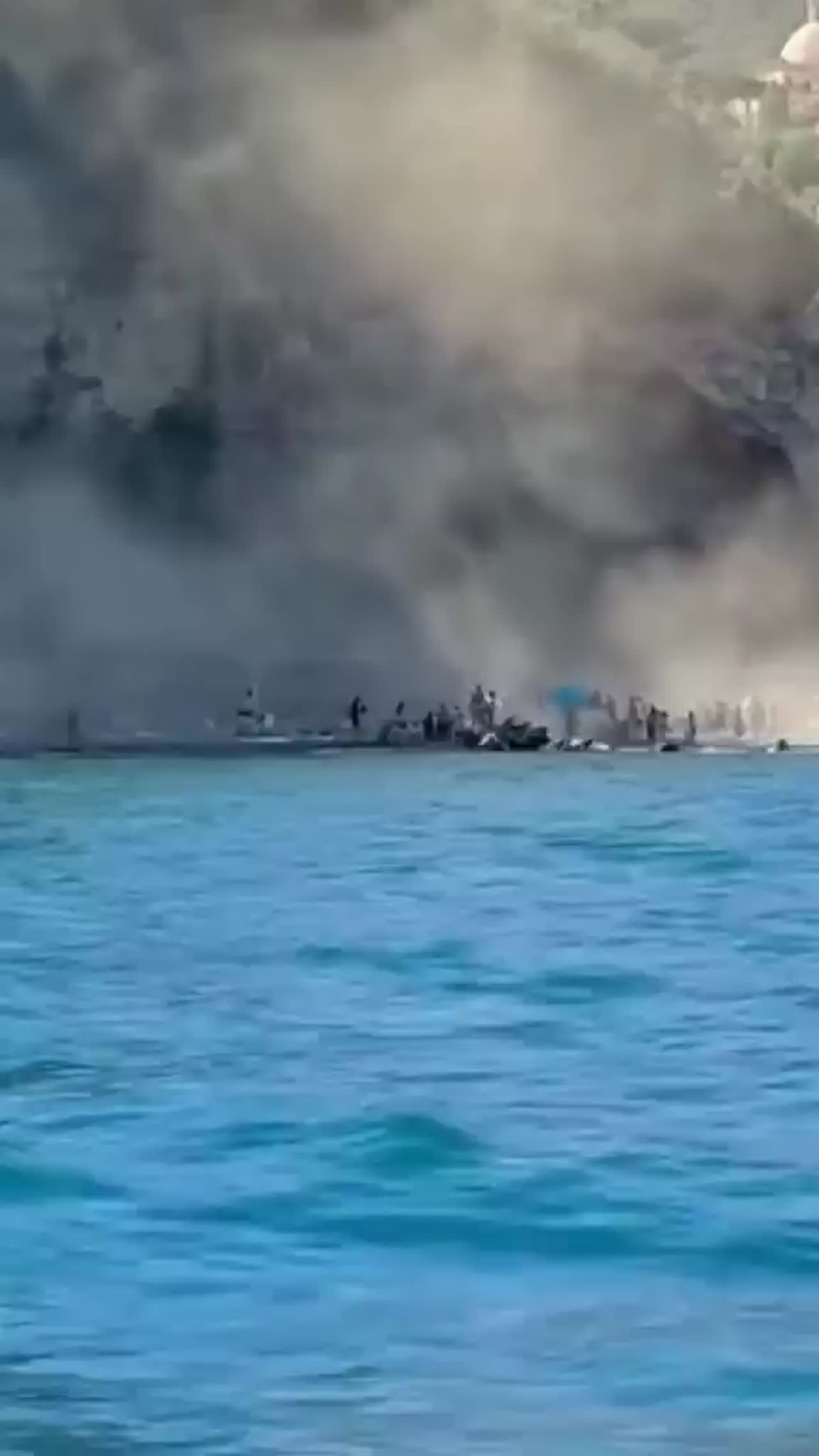 Frana a Vico Equense, crolla parte del costone: nube di polvere a pochi metri dalla spiaggia