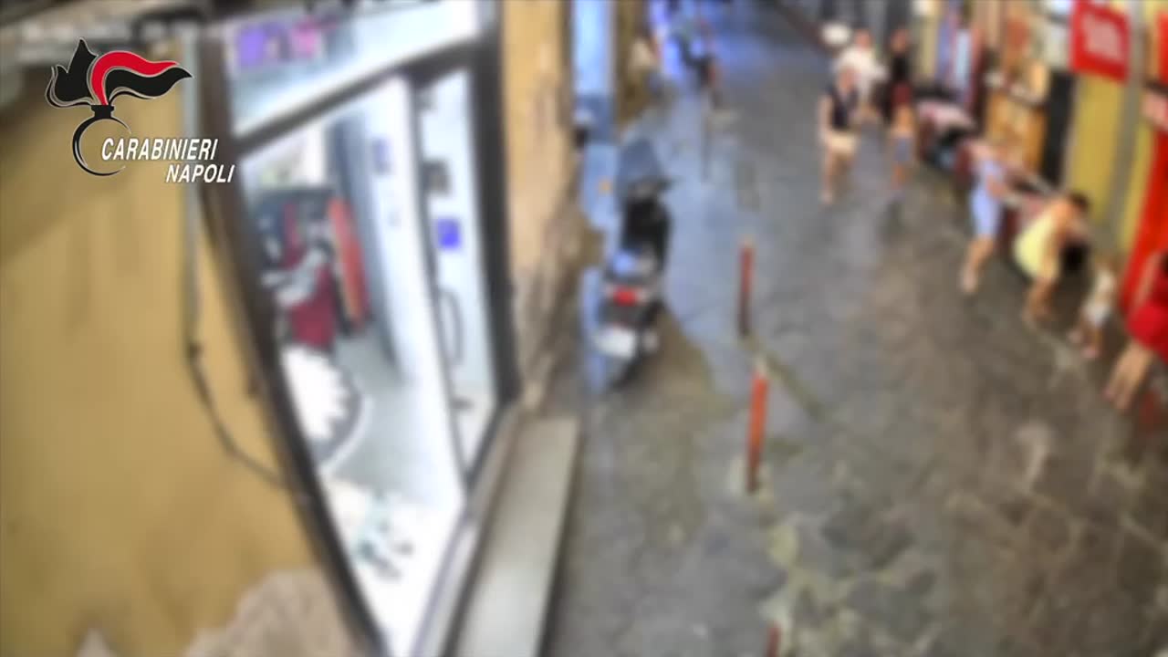 Napoli, i rapinatori dei Quartieri Spagnoli incastrati dai video