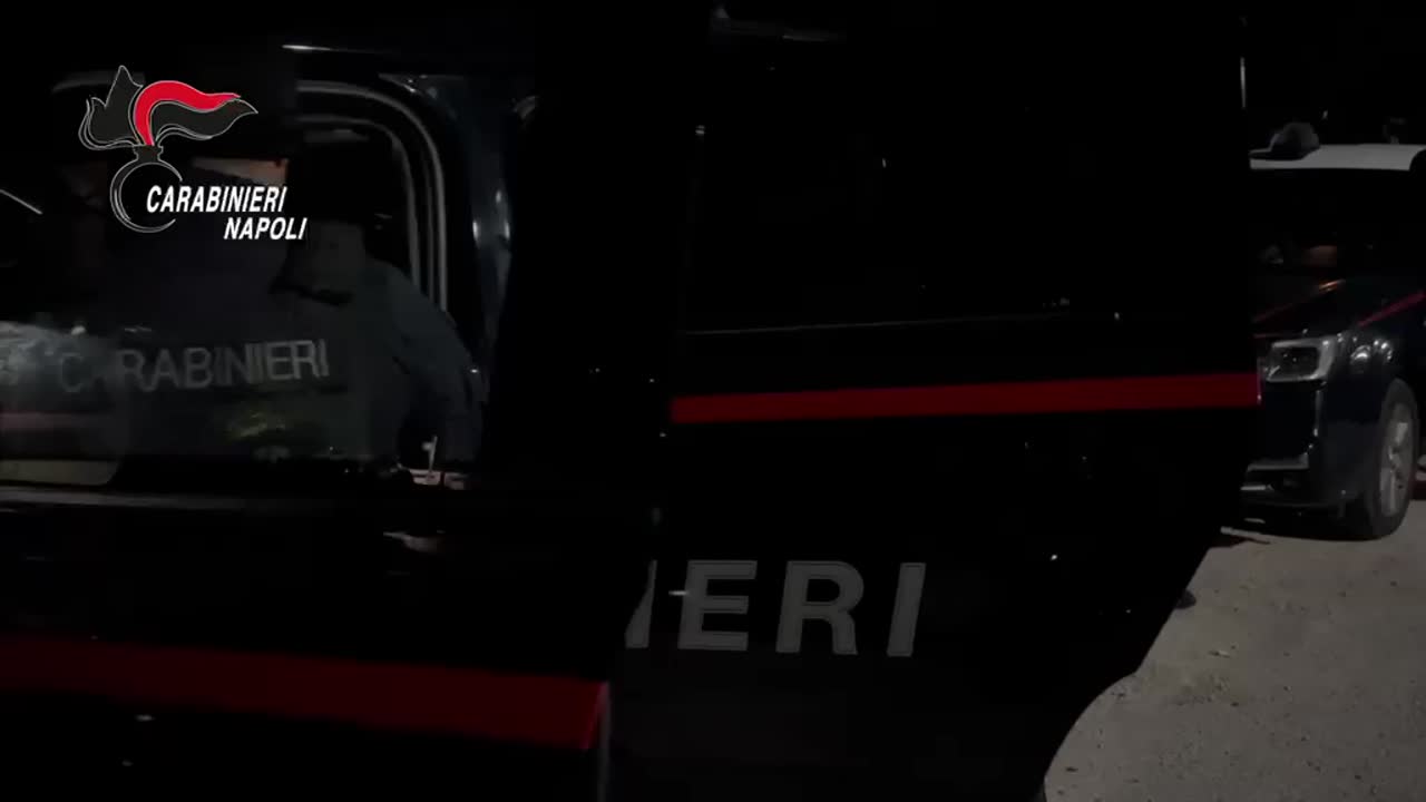 Pianura, smantellata la piazza di spaccio del «Visionario»: 10 arresti