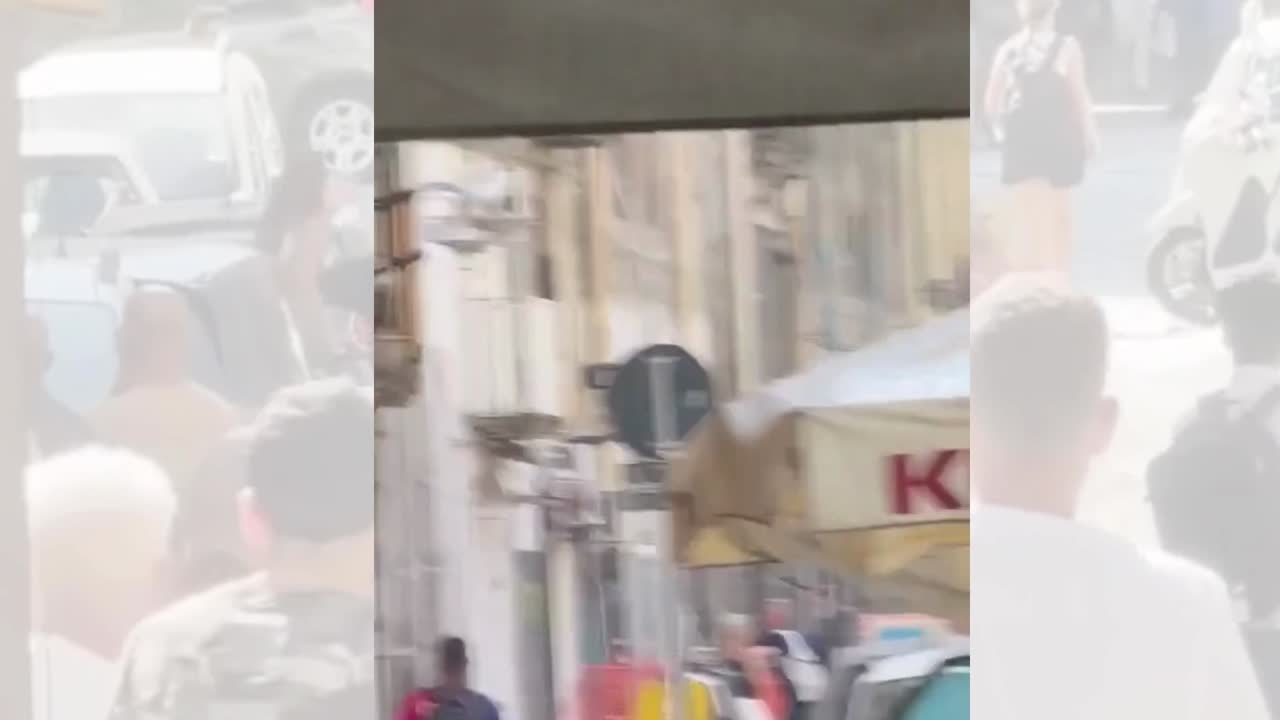 Napoli, tentato scippo al Corso Umberto: turisti inseguono un ragazzo per strada