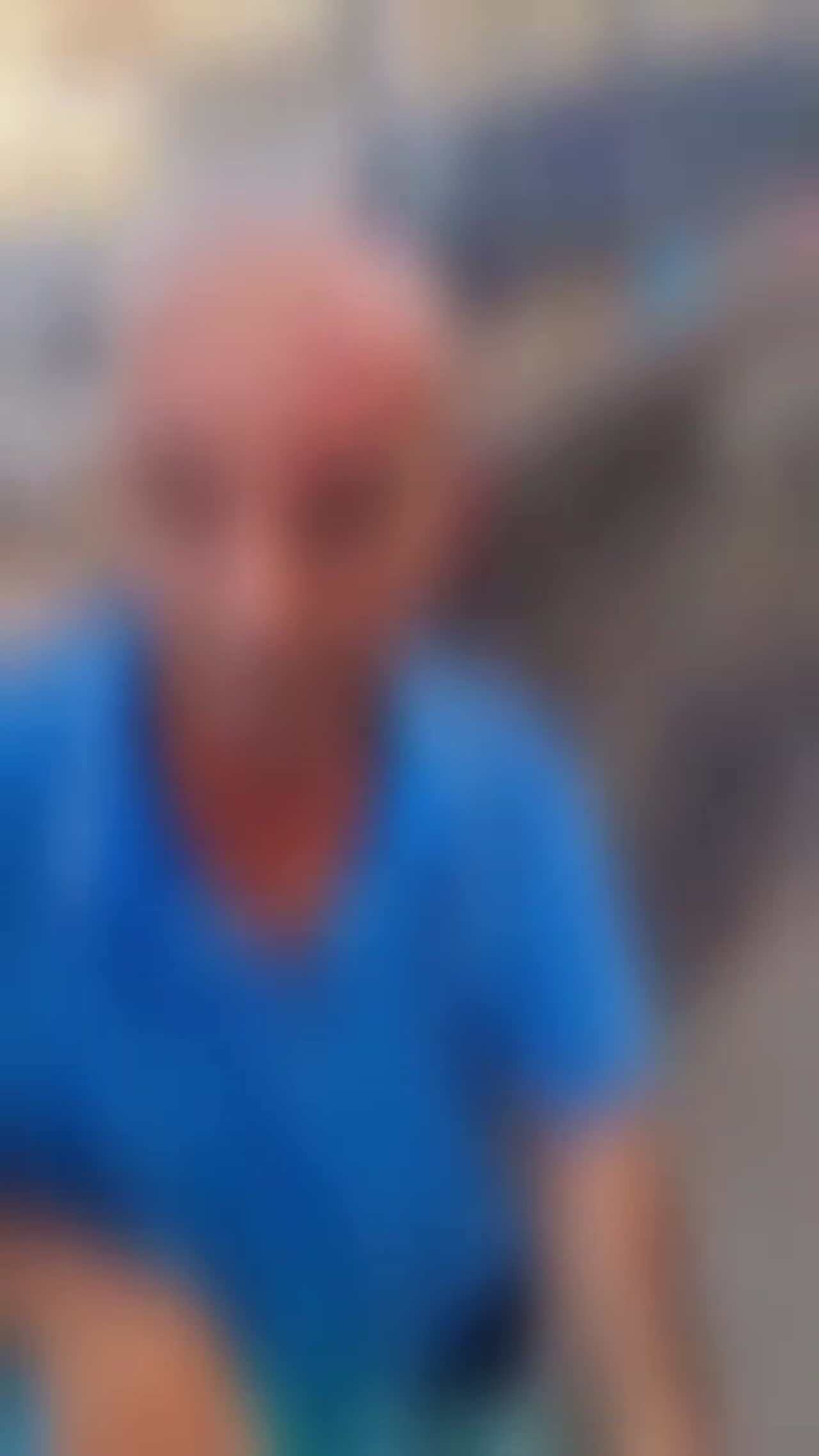 Napoli, anziano aggredito e picchiato sul bus davanti ai passeggeri: è caccia al borseggiatore violento