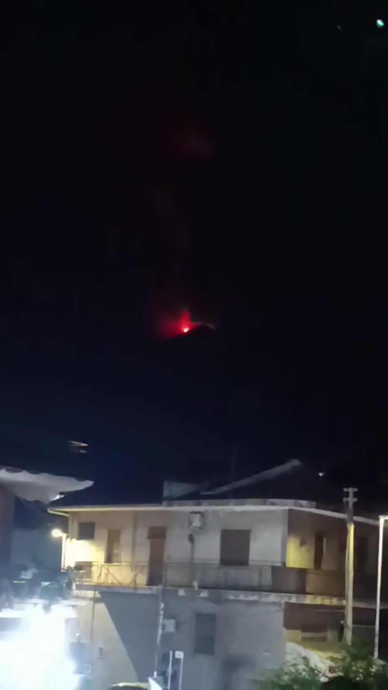 Etna, fontana di lava dalla Voragine: nube verso Sud-Est e voli dirottati
