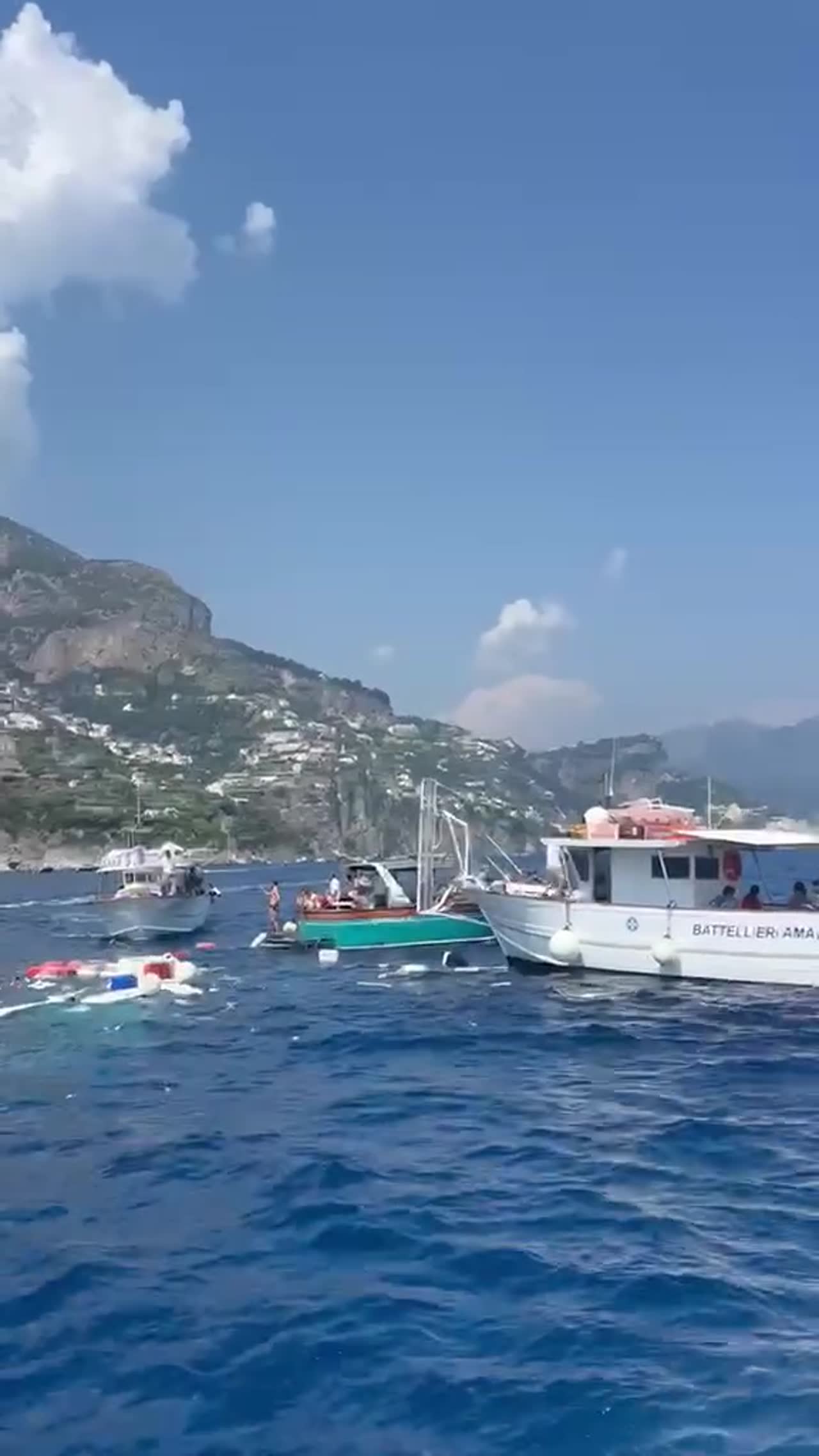 Scontro tra due gozzi in Costiera Amalfitana, passeggeri costretti a tuffarsi in mare