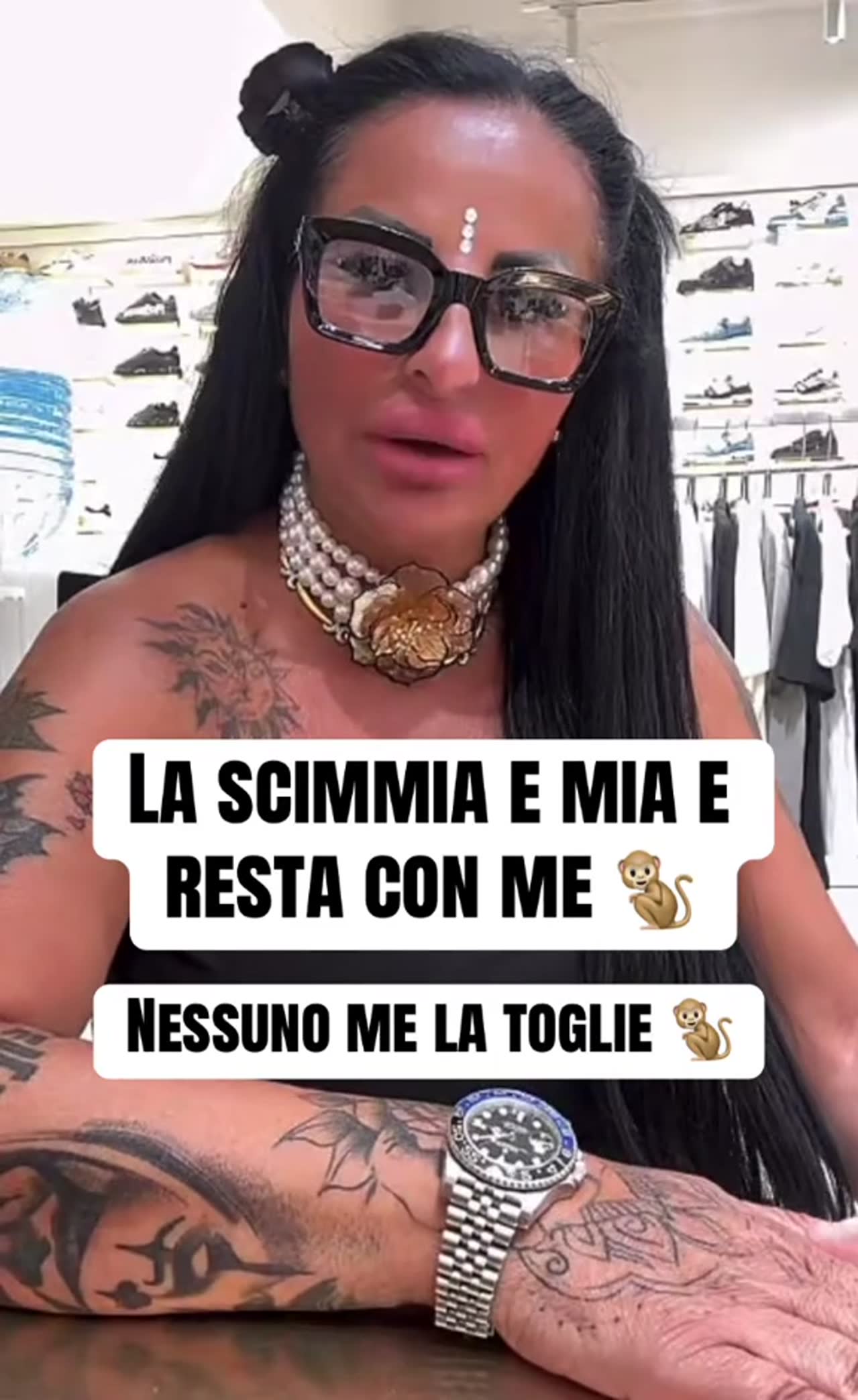 Rita De Crescenzo e la scimmietta, l’allarme dell’infettivologo Bassetti: «Rischio infezioni enorme, ed è illegale»