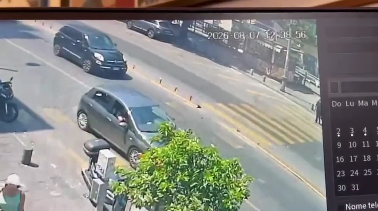Napoli, choc in via Foria: anziana travolta da scooter sulle strisce pedonali
