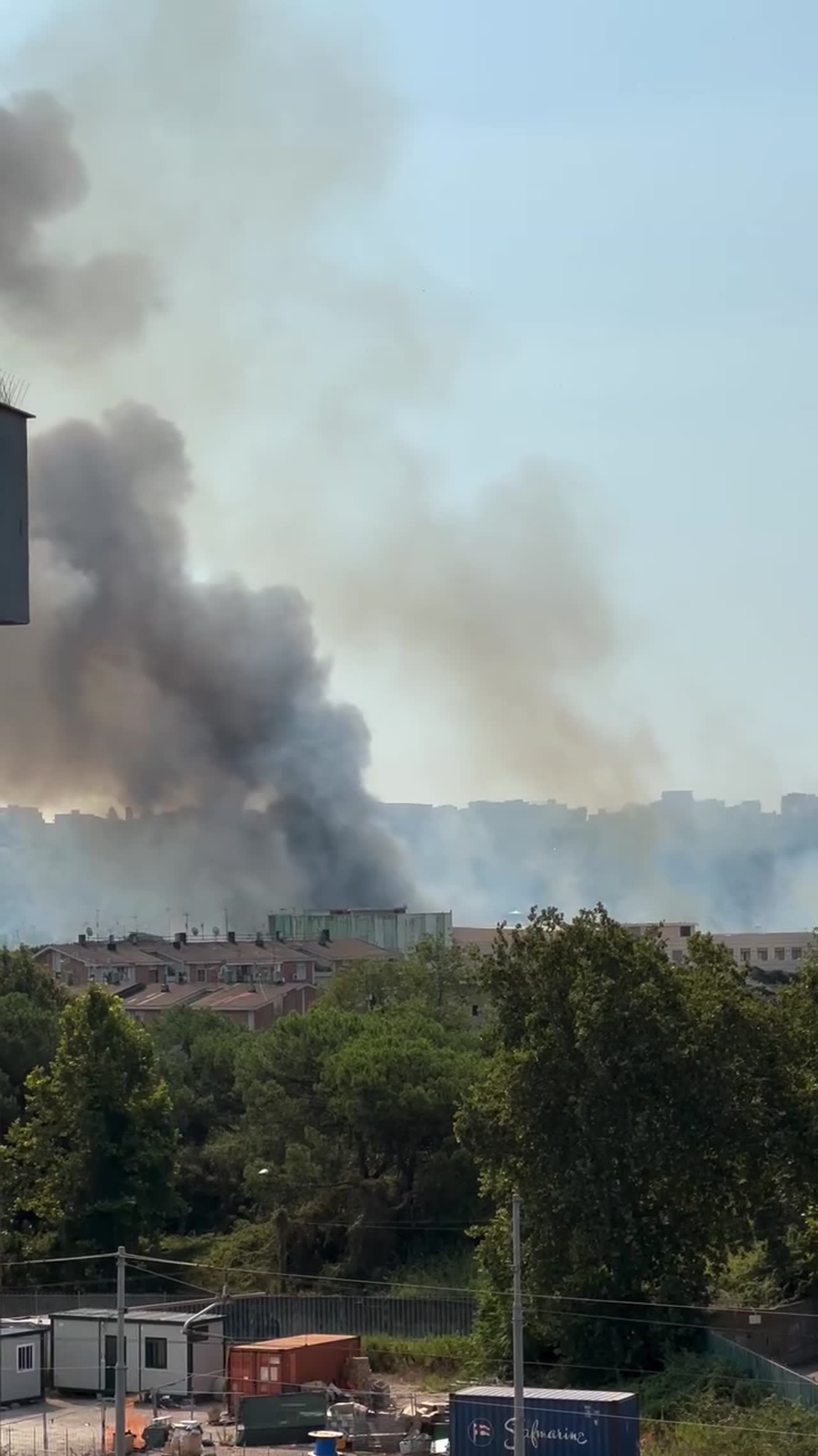 Incendio a Soccavo, nube di fumo nero visibile da chilometri