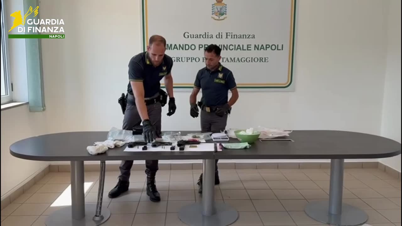 Casavatore, arsenale e droga nel box del fruttivendolo: arrestato