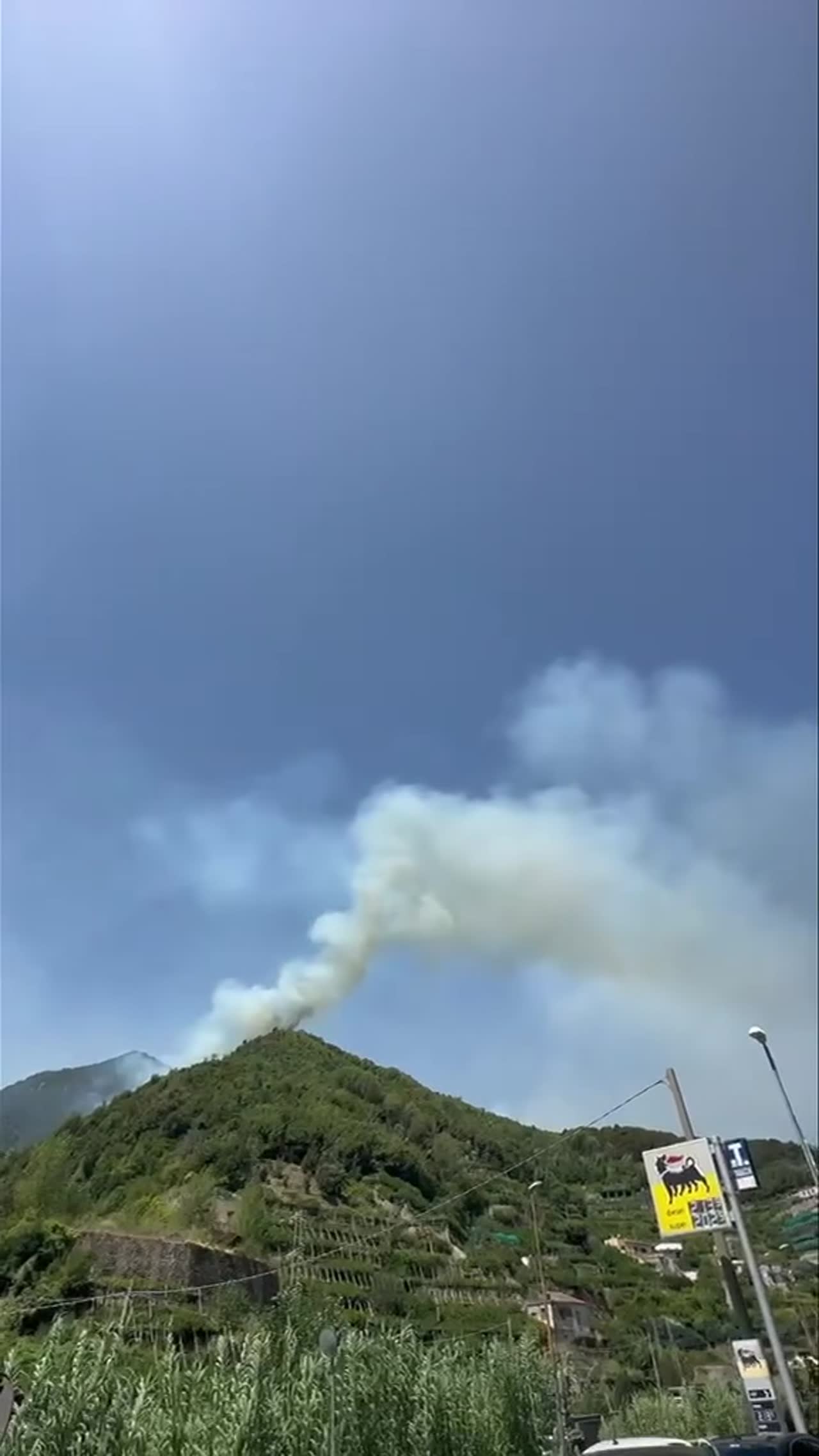 Costiera Amalfitana, mattinata di fuoco tra Maiori e Tramonti: Canadair ed elicotteri in azione