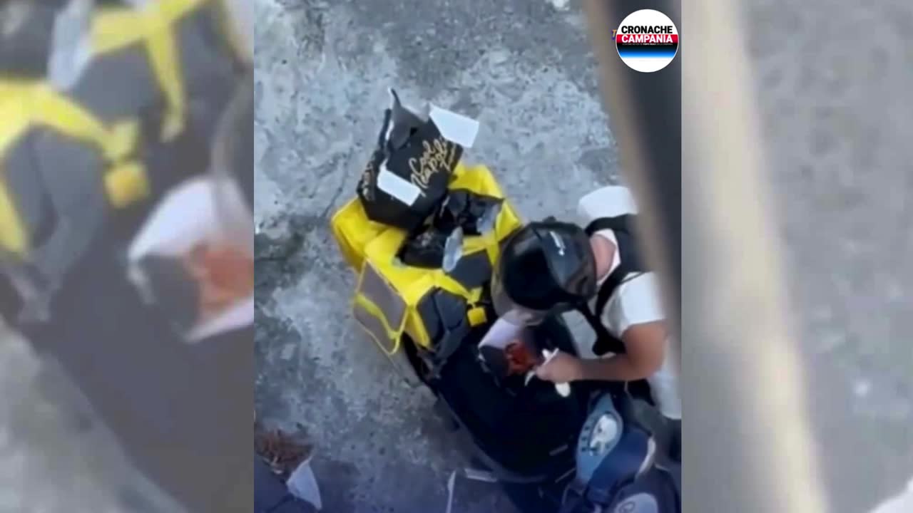 Napoli, rider filmato mentre mangia il cibo dei clienti: la denuncia social fa il giro del web