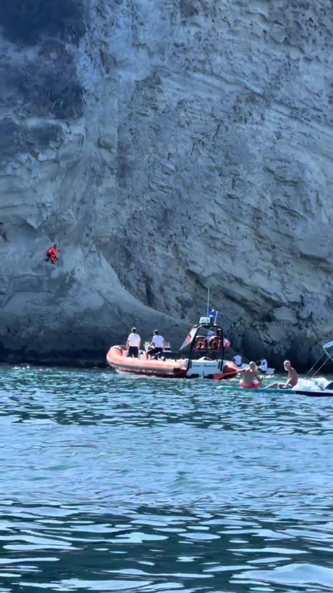 Bacoli, si arrampica sulla scogliera per tuffarsi e resta bloccato: salvato da Vigili del Fuoco e Guardia Costiera