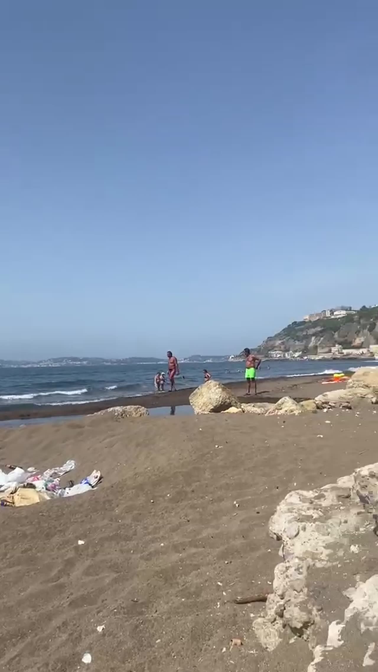 America’s Cup alle porte, ma a Bagnoli torna il fantasma del degrado: mare sporco e rifiuti tra i bagnanti
