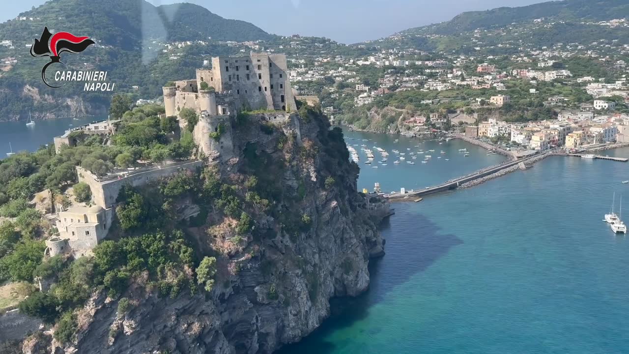 Ischia, l’assedio del cemento non si ferma: a Forio scoperto un cantiere abusivo sulla scogliera