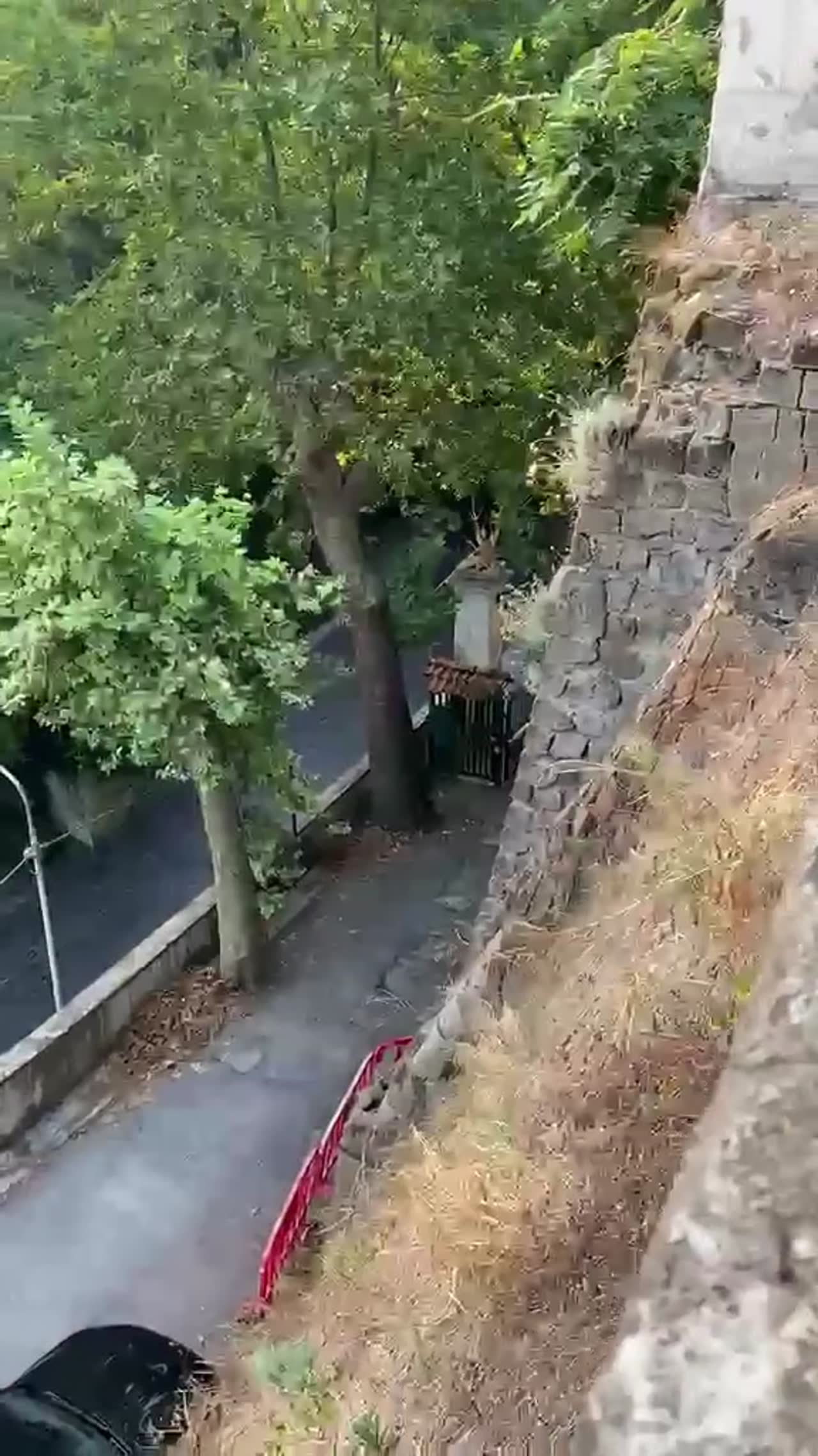 Castellammare, casetta pericolante nelle nuove Terme rischia di crollare dentro Villa Weiss