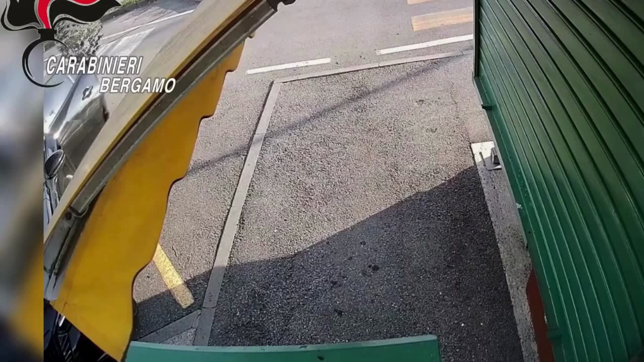 Agguato con kalashnikov e mitraglietta, fugge ai killer ma viene arrestato al Centro Campania