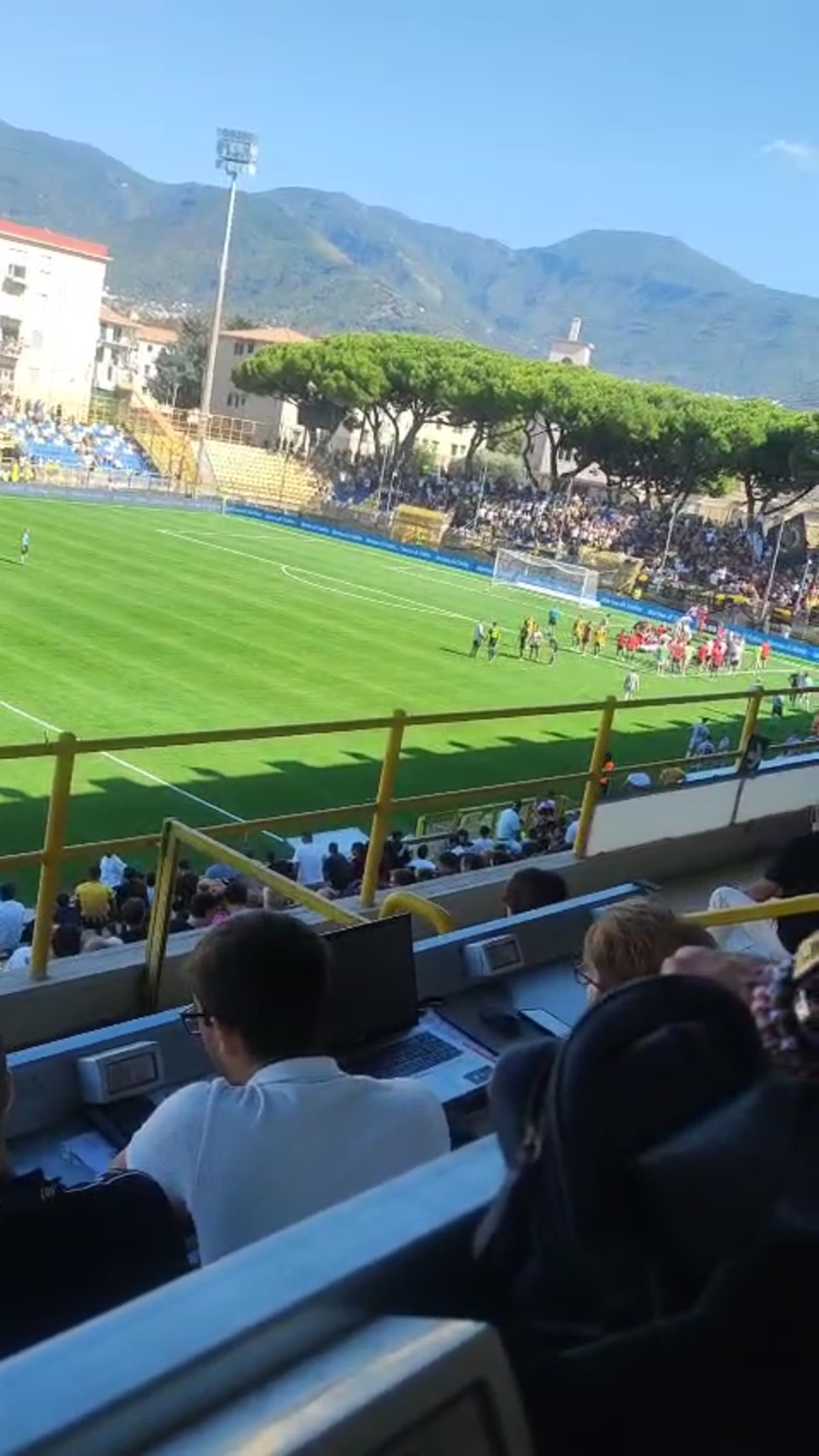 Castellammare, calciatore del Pisa crolla in campo per il caldo: gara sospesa