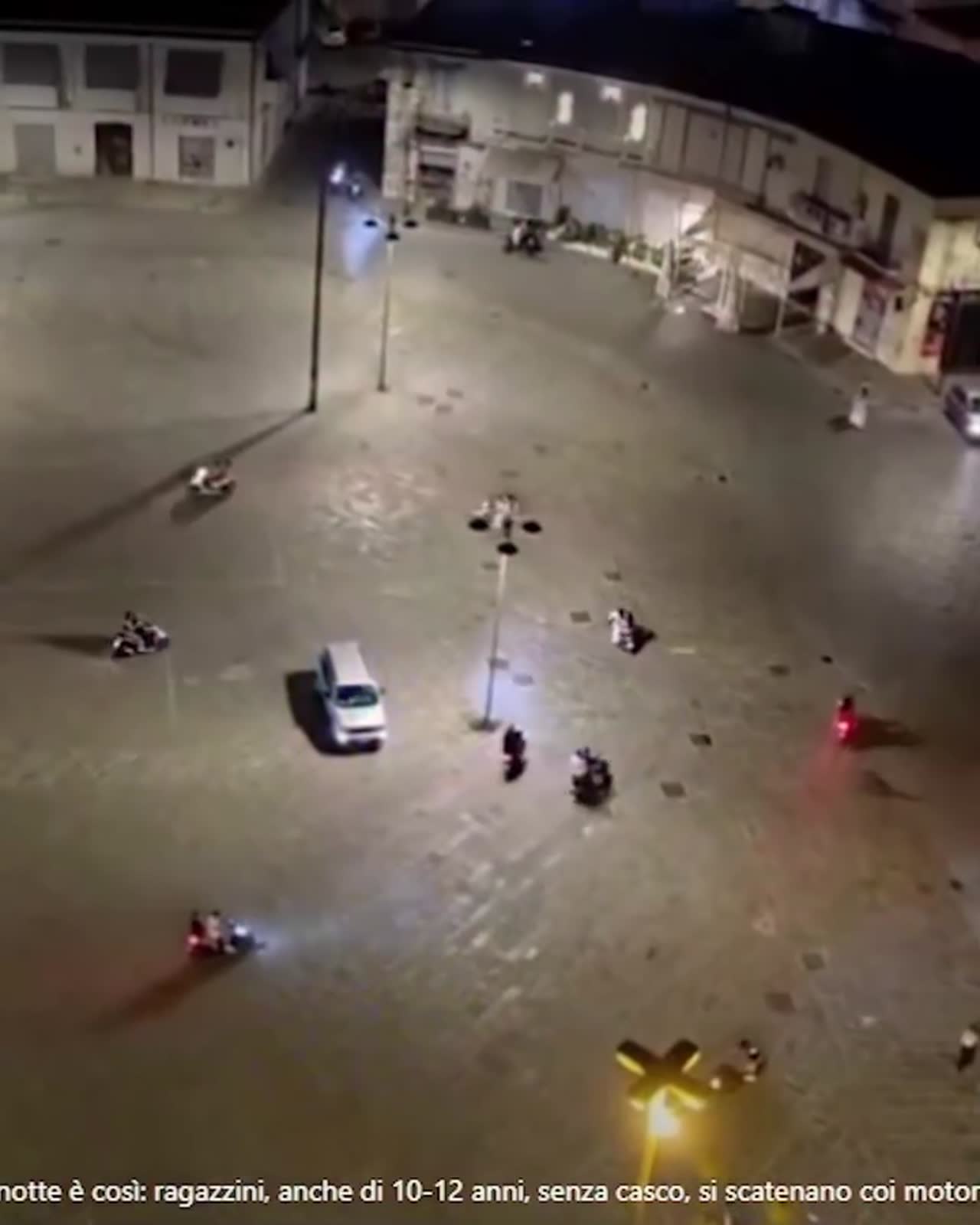 Napoli, piazza Mercato in balìa delle baby gang: sfrecciano in scooter e sfidano l’Esercito