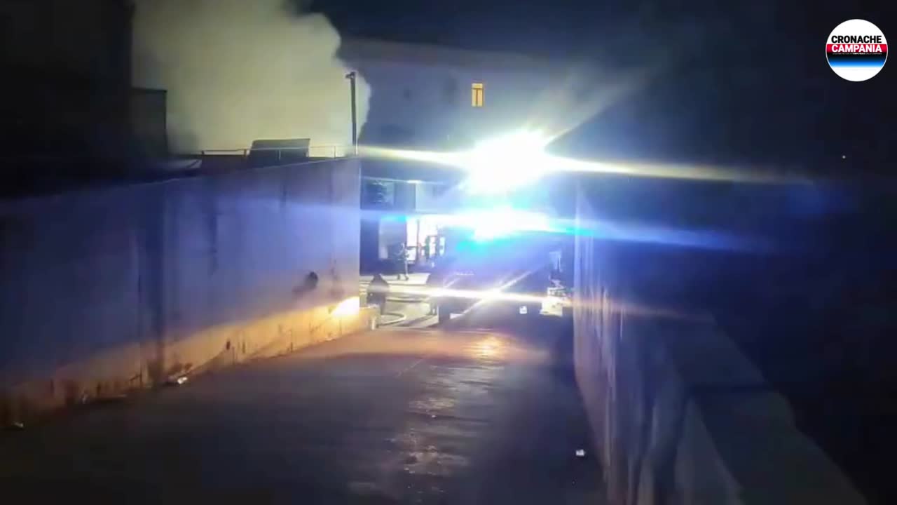 Maddaloni, maxi incendio nel deposito di mobili
