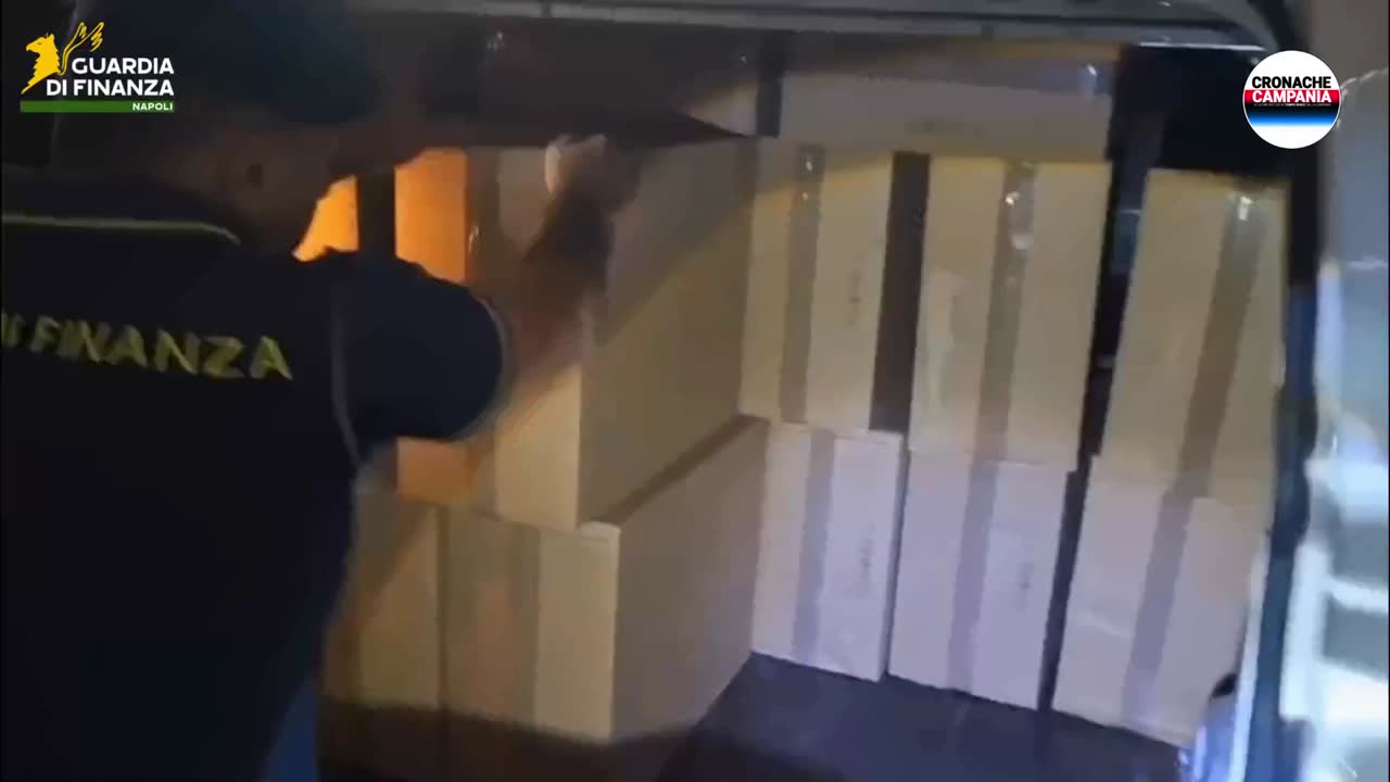 Giugliano, il covo dei contrabbandieri nel garage condominiale: sequestrate 1,6 tonnellate di sigarette