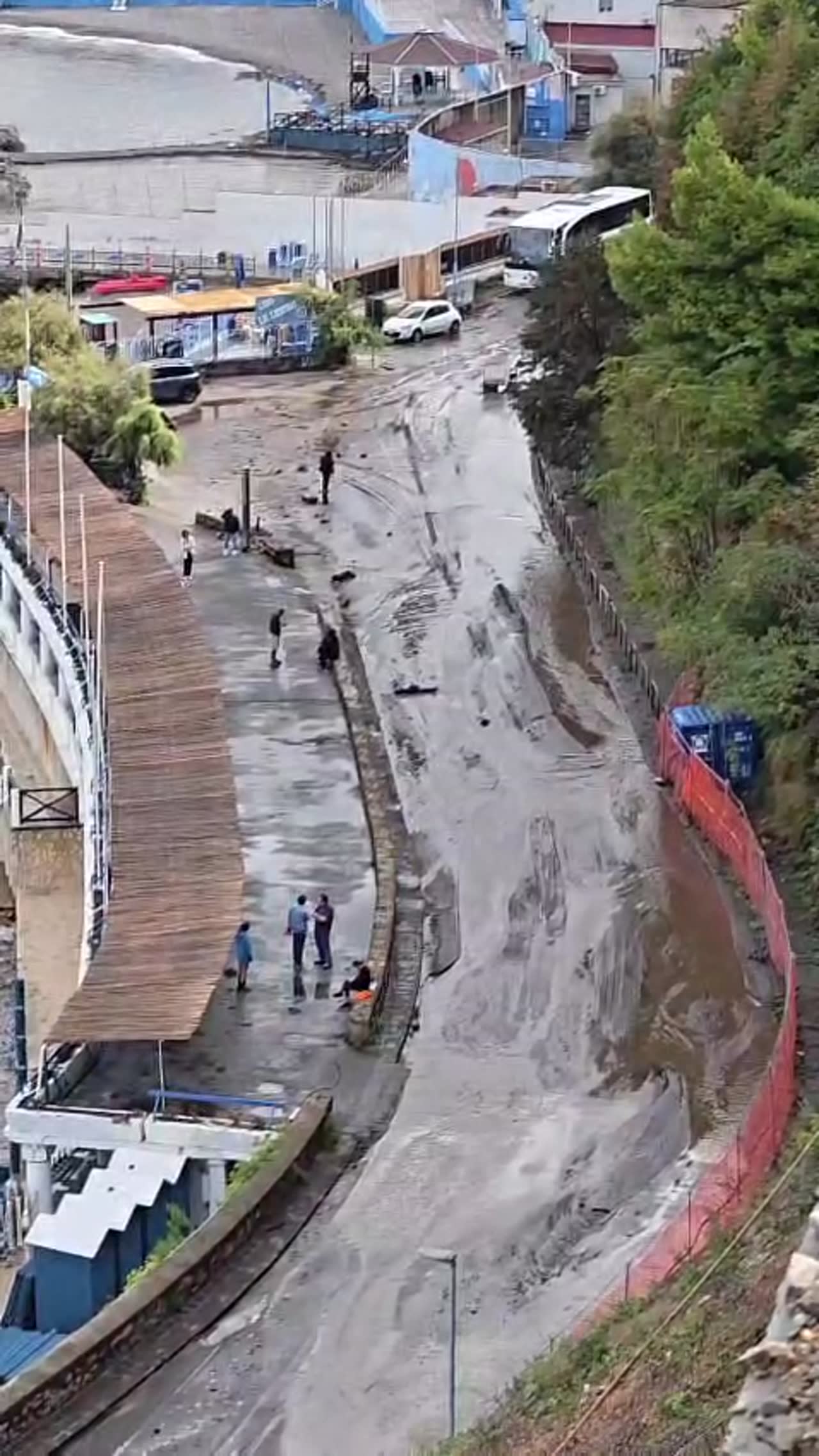 Tragedia sfiorata a Castellammare, frana a Pozzano si abbatte sul ristorante