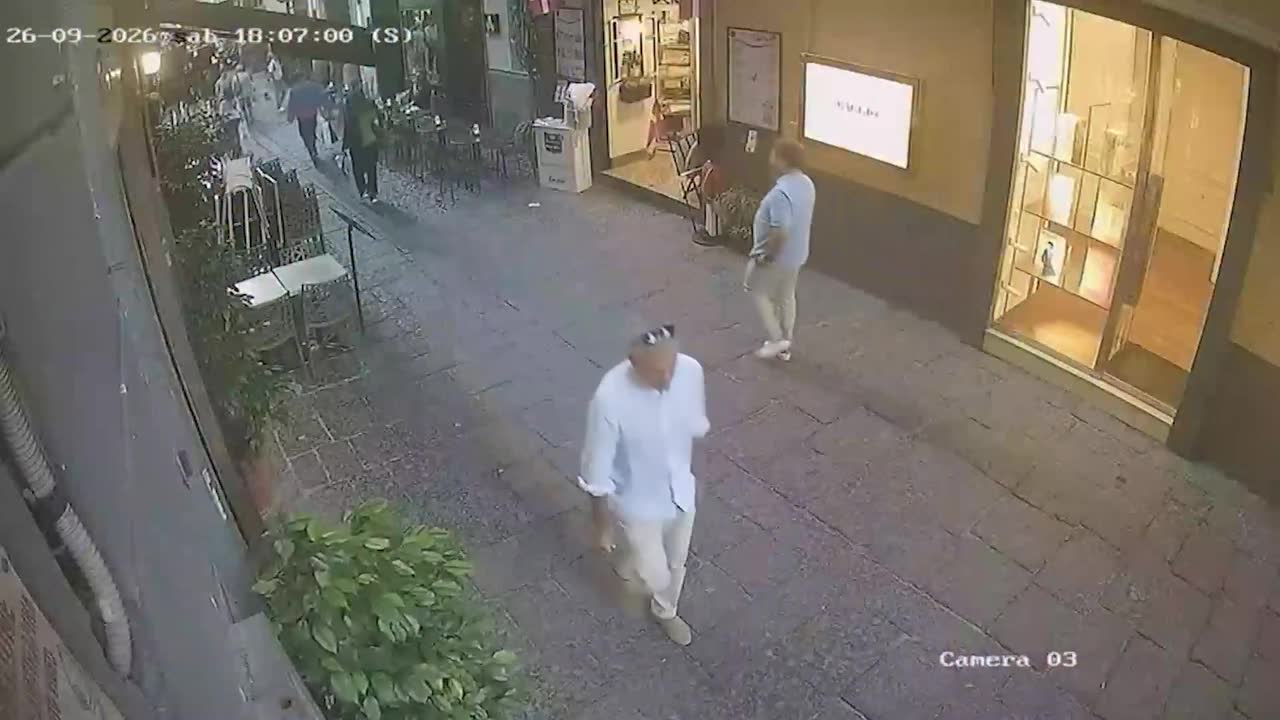 Rapina choc ad anziana a Chiaia: truffatore porta via 100mila euro