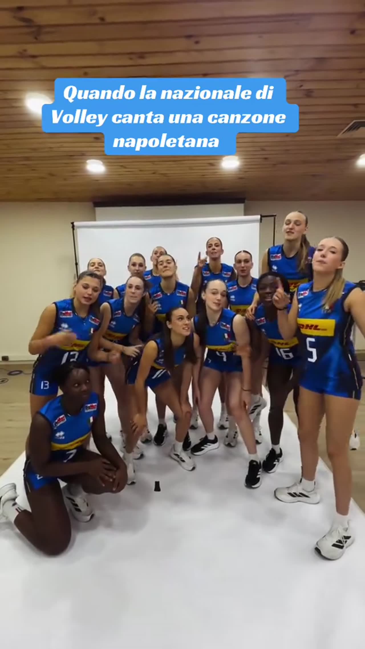 La nazionale femminile di volley canta una canzone neomelodica e il video diventa virale