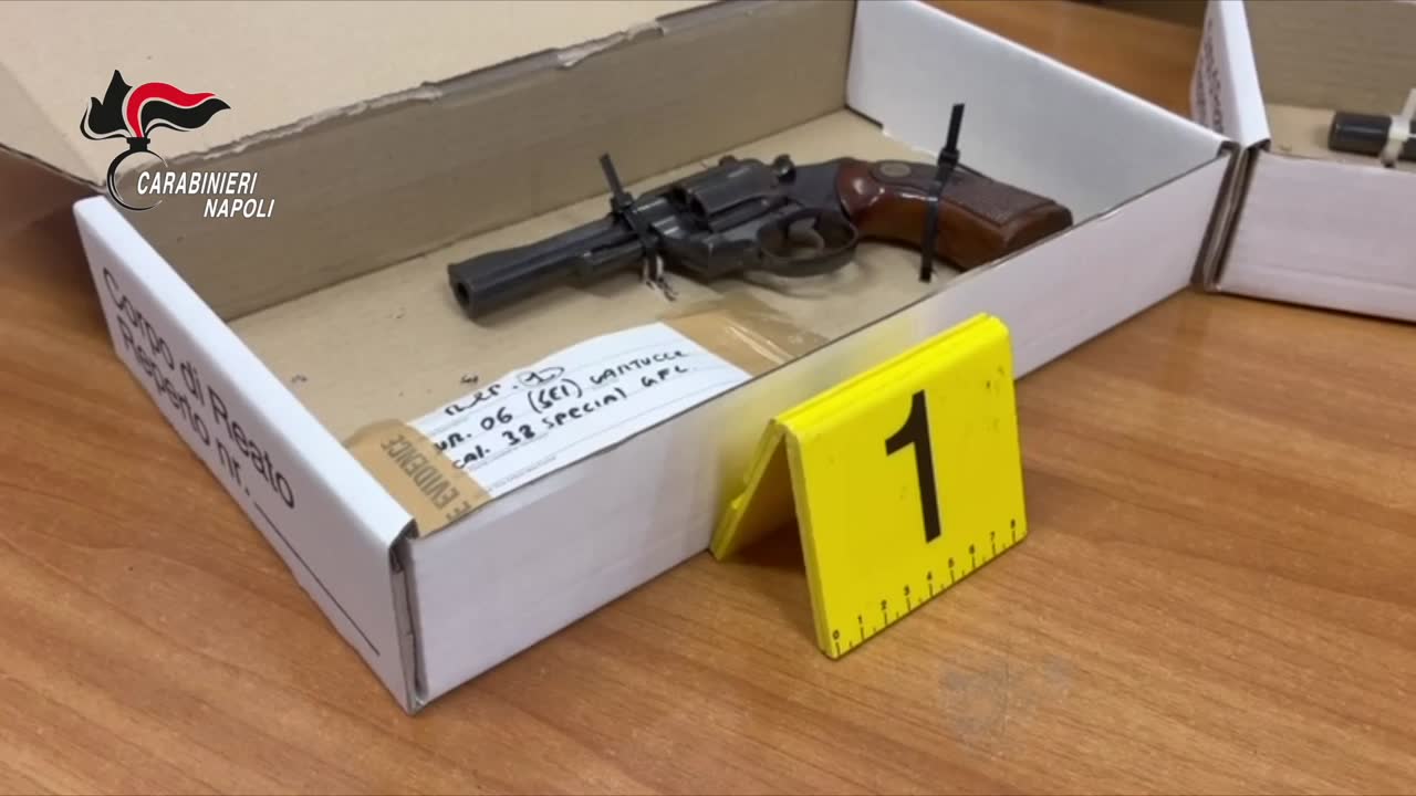 Acerra, arsenale con bombe, pistole e stupefacenti: arrestato 57enne