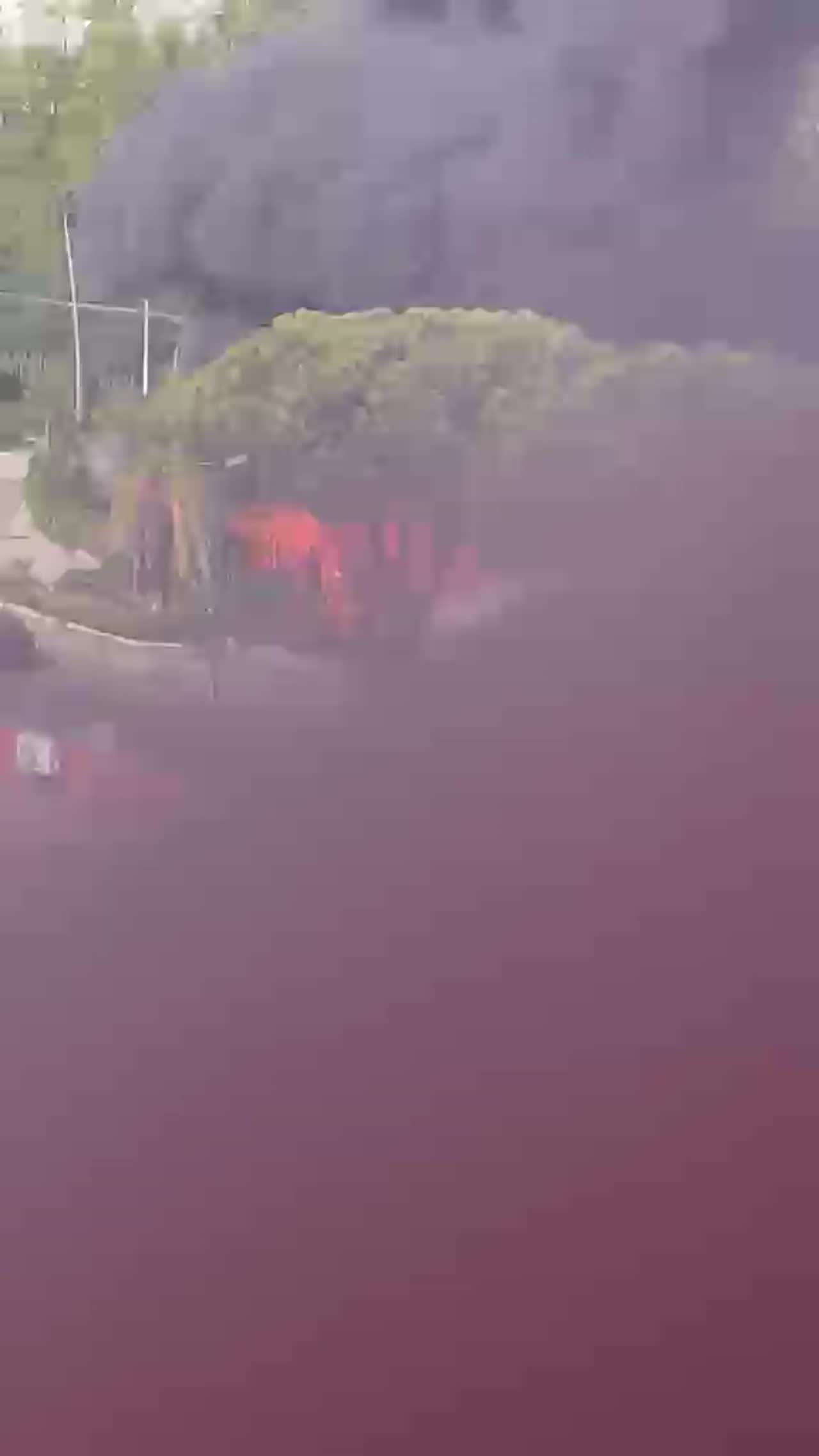 Inferno di fuoco nell’isola ecologica di Pianura: aria irrespirabile e blackout in tutto il quartiere