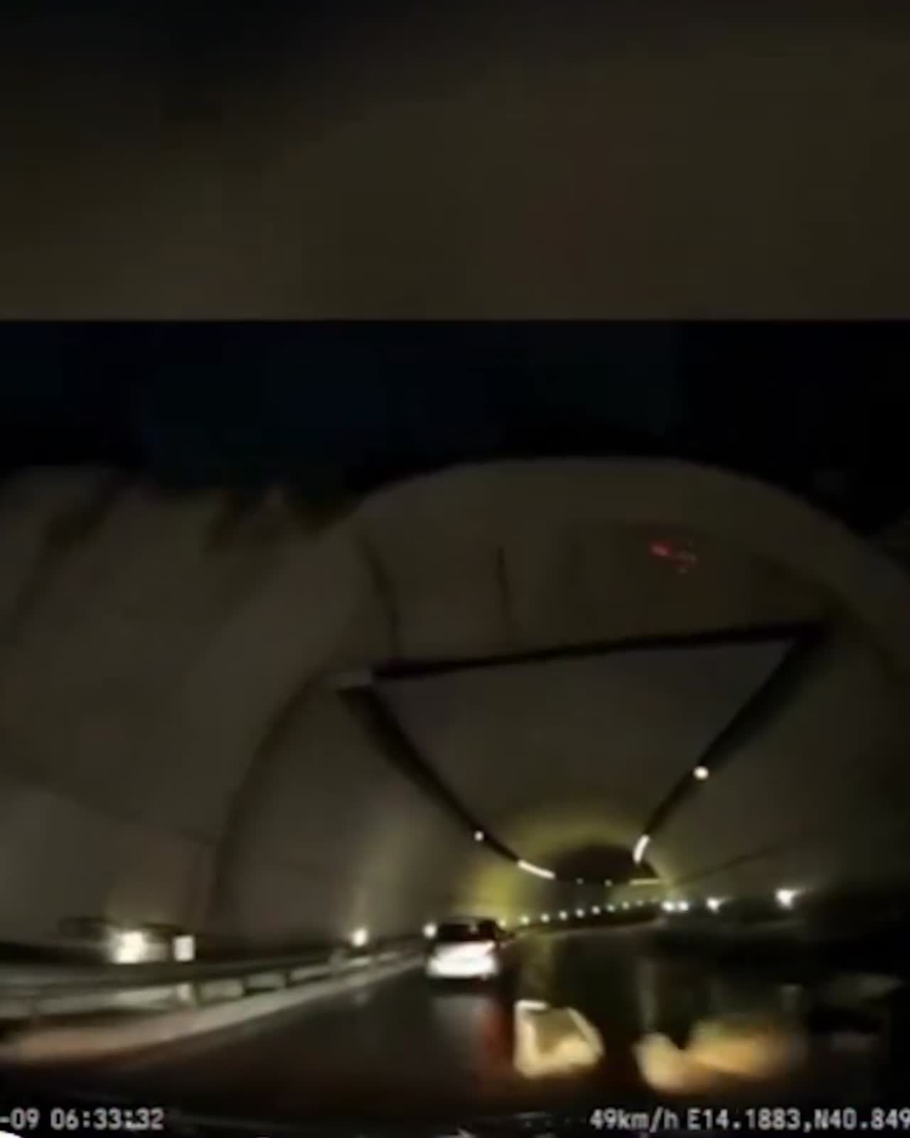 Massi sul raccordo Napoli-Soccavo-Pianura: due auto sfiorate