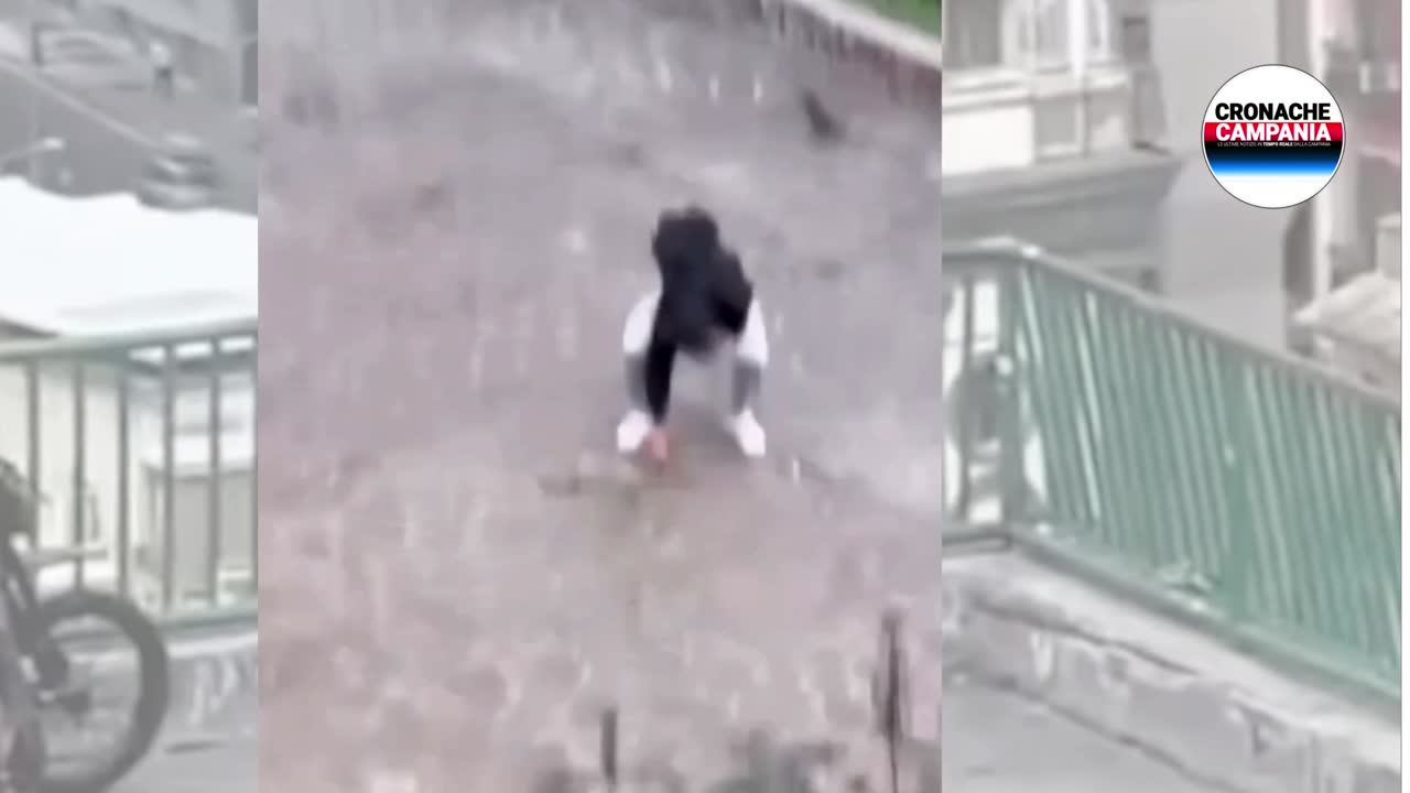 Pietre lanciate dalla terrazza di Posillipo verso la strada: il video fa il giro del web