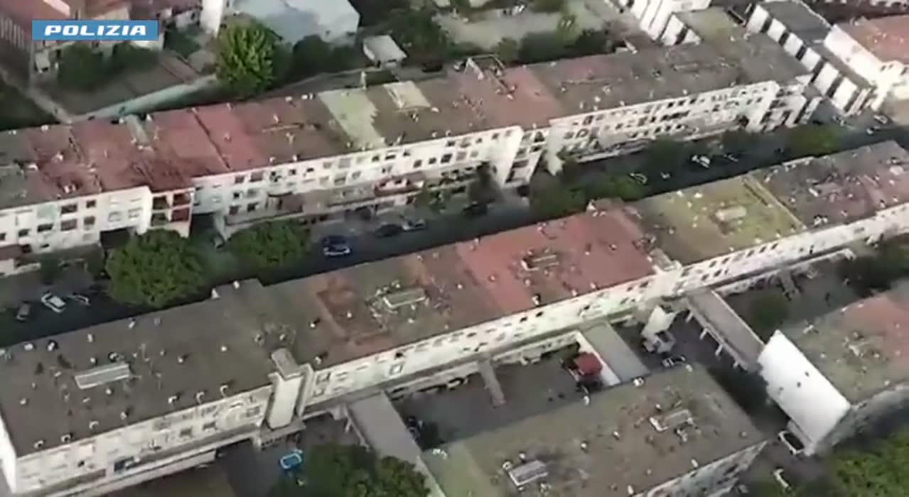 Blitz nella roccaforte del clan: sequestrati oltre 20 chili di stupefacenti e un’arma clandestina: manette per una 33enne