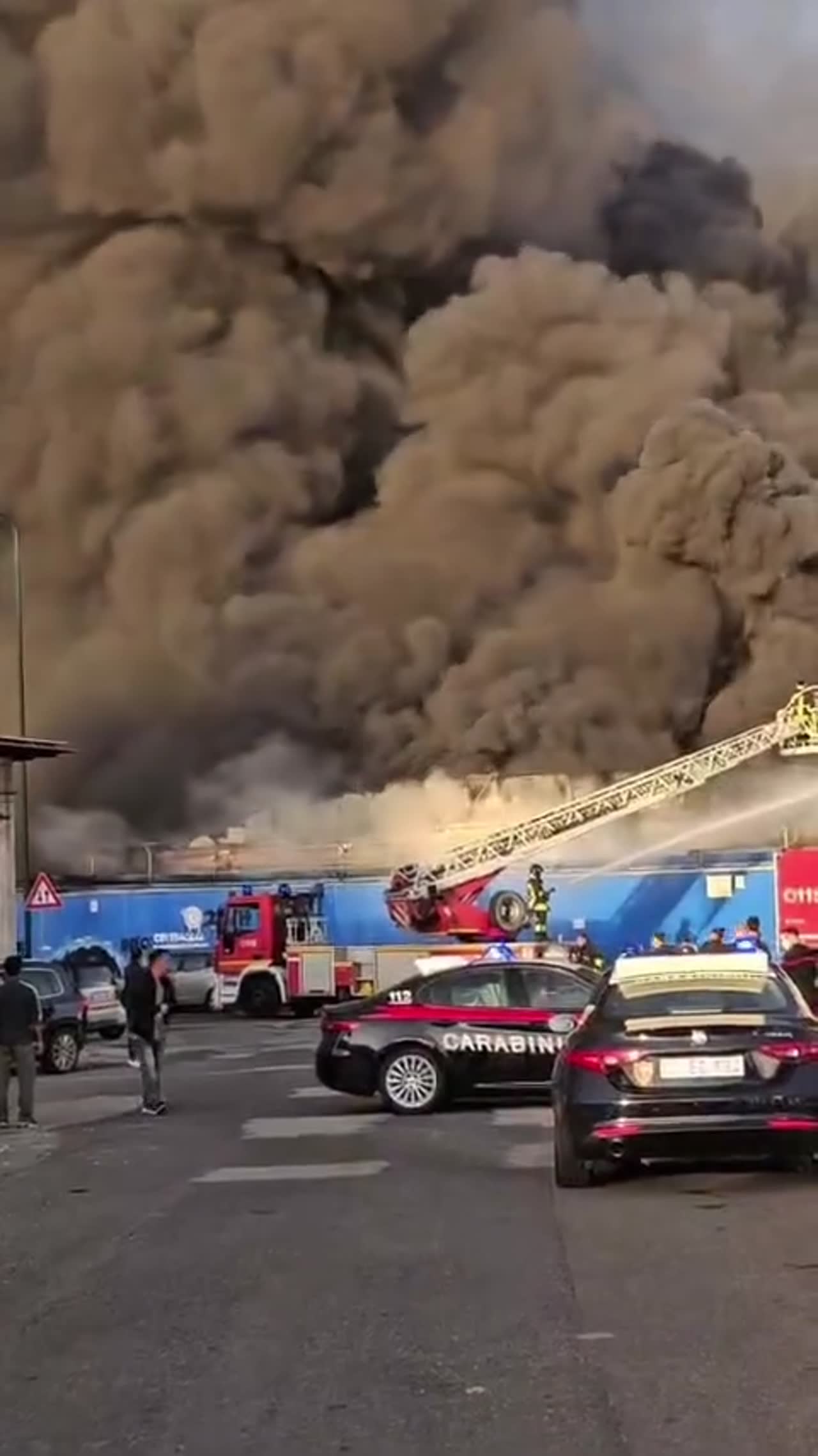 Incendio in via Brin, allarme per i fumi. Il comune: ‘Chiudete le finestre e spegnete i condizionatori’