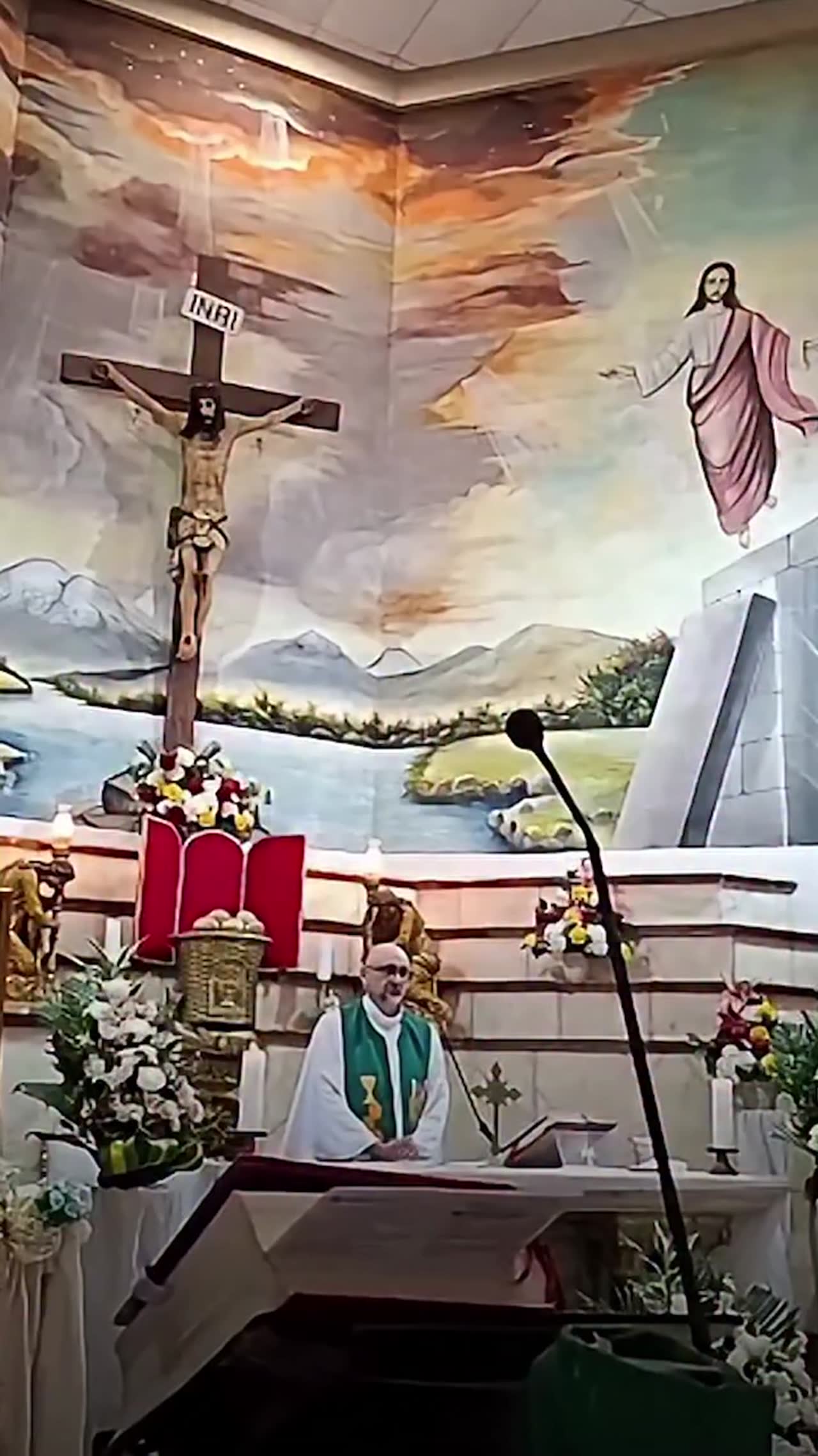 La croce si stacca dalla parete e provoca la morte del parroco in diretta streaming